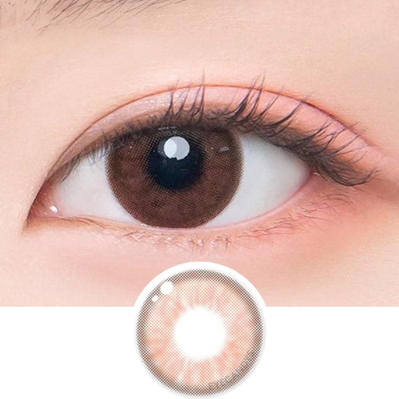 Macro shot of an eye wearing the DooNoon Epic 1-Day Brown (10pk) prescription colour contact lens, showing the multi-colored detail and natural effect on dark brown eyes, with clean eye makeup. At the bottom is the pattern of the colored lens design, showing the dotted detail and pigmentation.